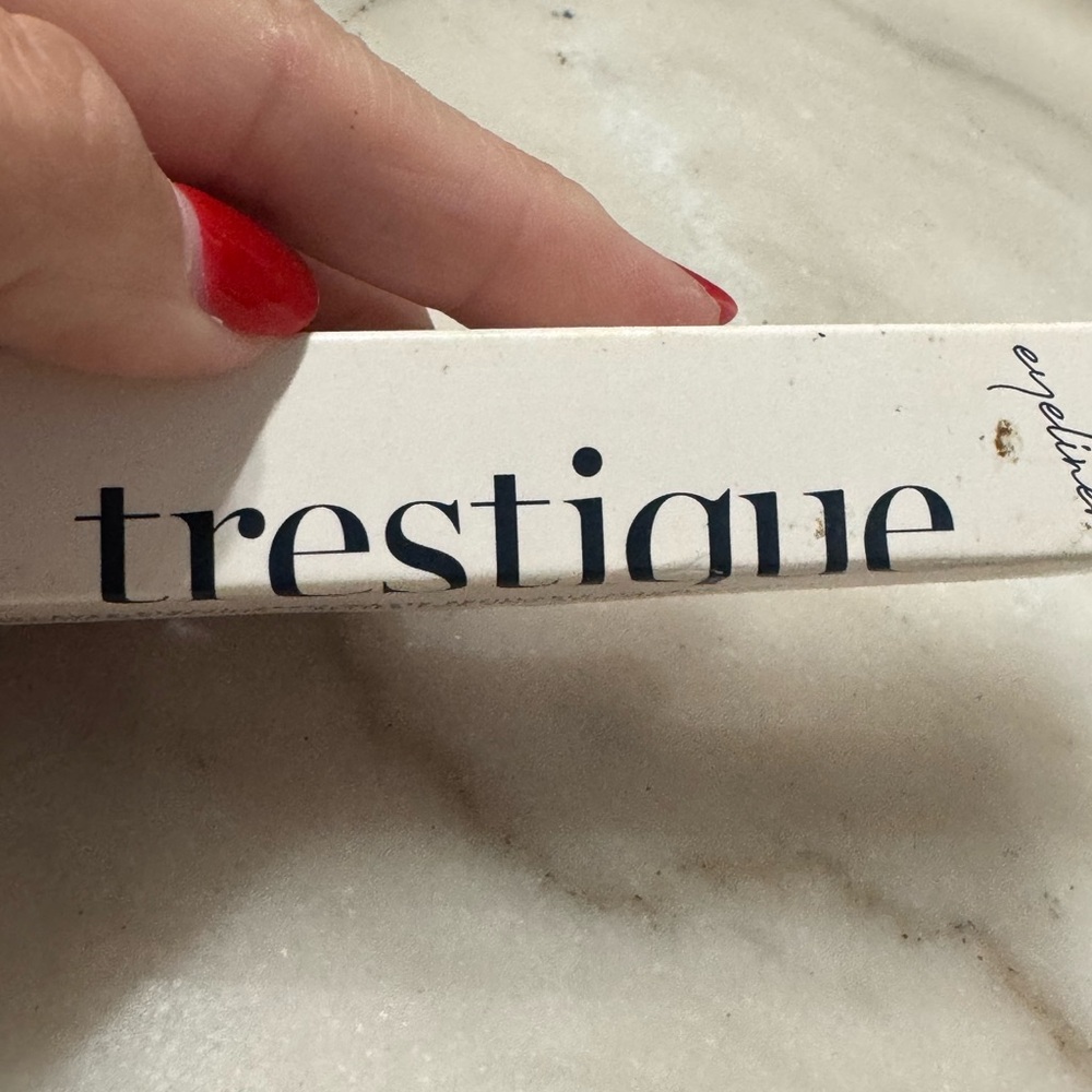 treStiQue White and Green Eyeliner for Bold Definition